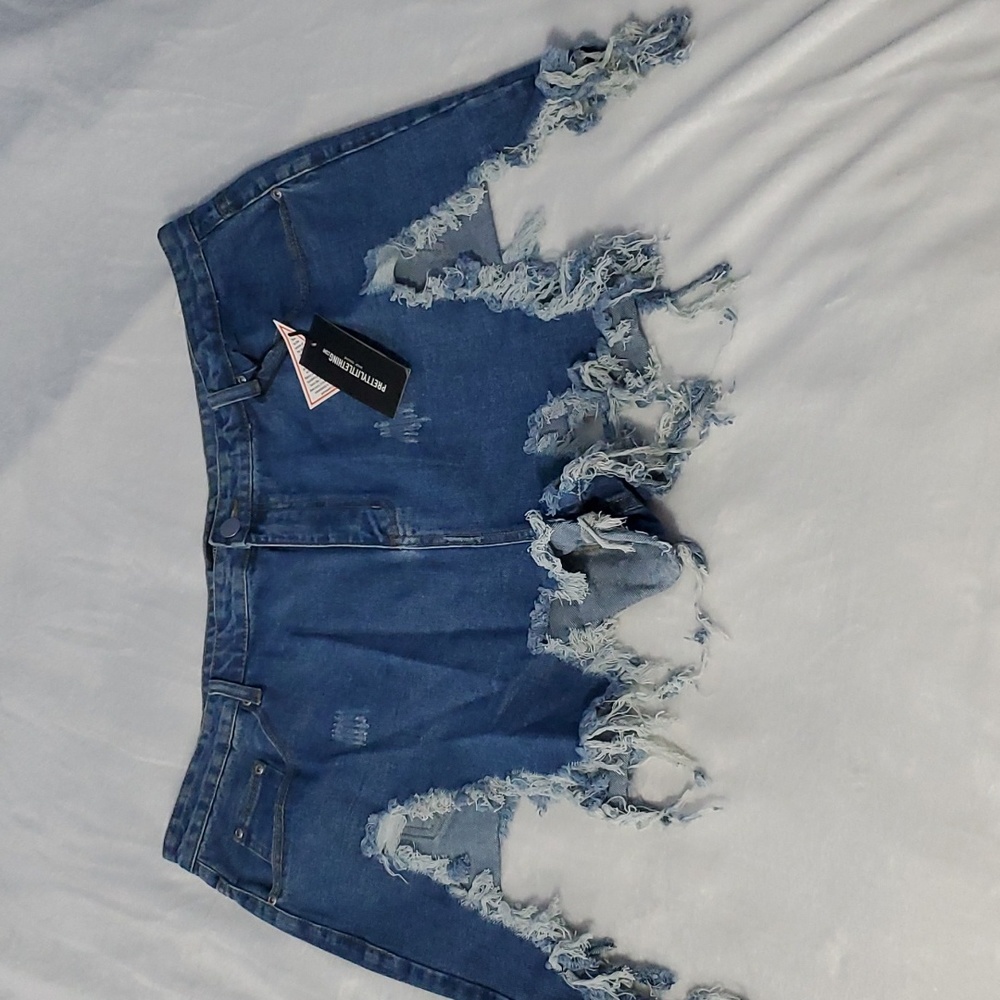 🏠 NWT Pretty Little Thing Very Distressed Shorts Size 2X